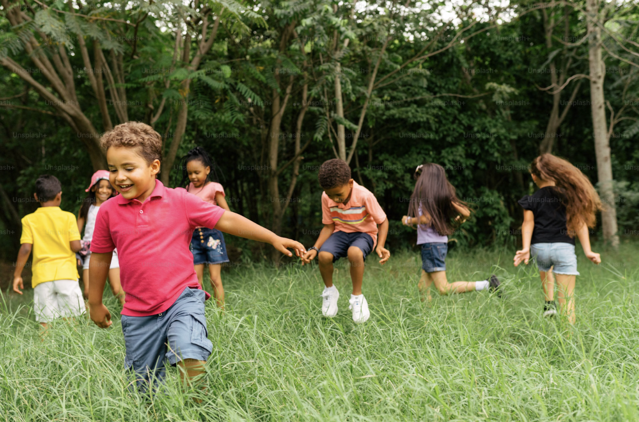 children-outdoor-play-in-grass